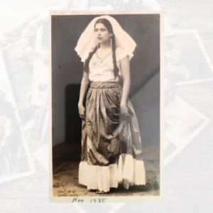 Mujer con vestido de Tehuana, de Salazar Foto